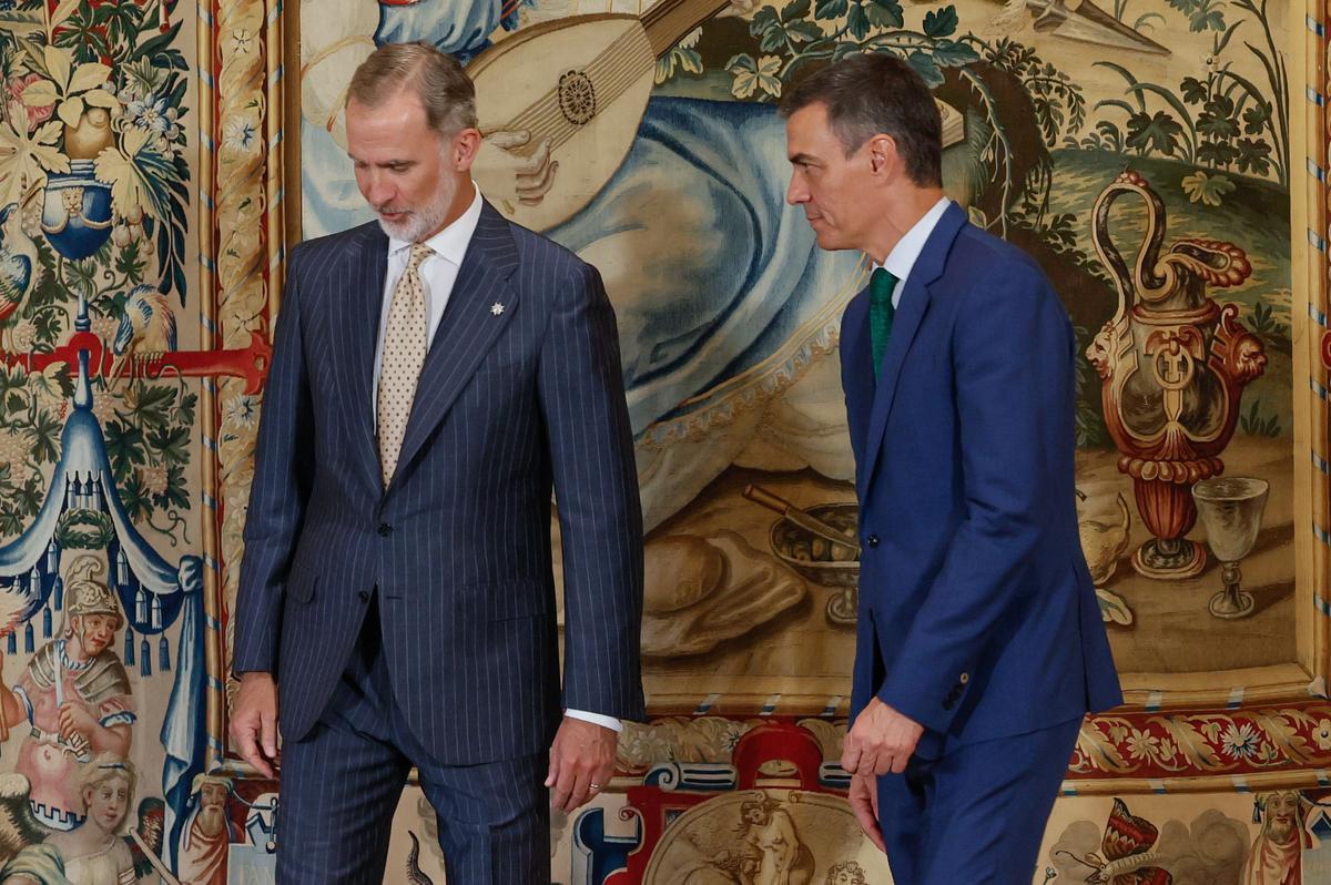 El rey Felipe VI mantiene el despacho de verano con el presidente del Gobierno, Pedro Sánchez (d), este martes en el Palacio de la Almudaina, en Palma.