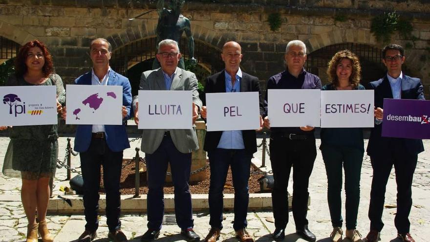 Candidatos del PI exhibiendo su lema de campaña.