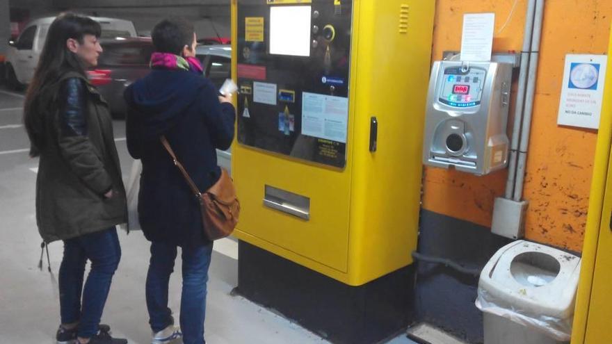 Dos mujeres, junto al alcoholímetro donde se produjo la agresión en el aparcamiento de la plaza Major.