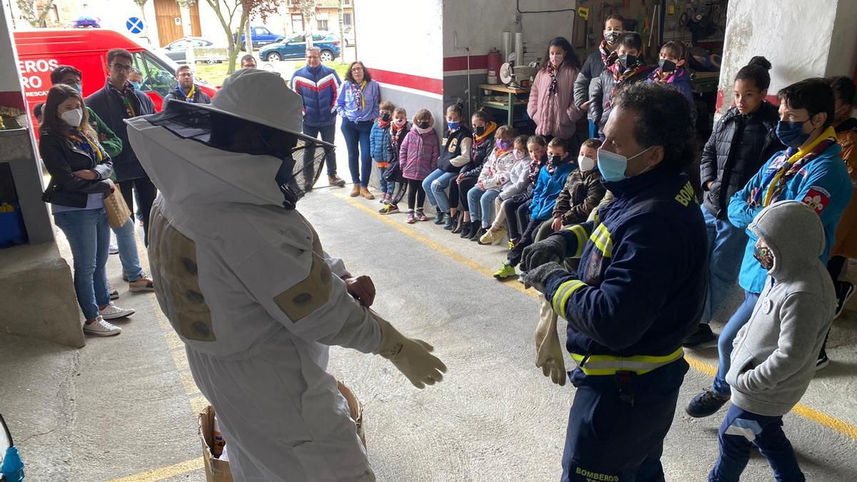 Los bomberos muestran a los scouts los trajes que utilizan para retirar enjambres de abejas