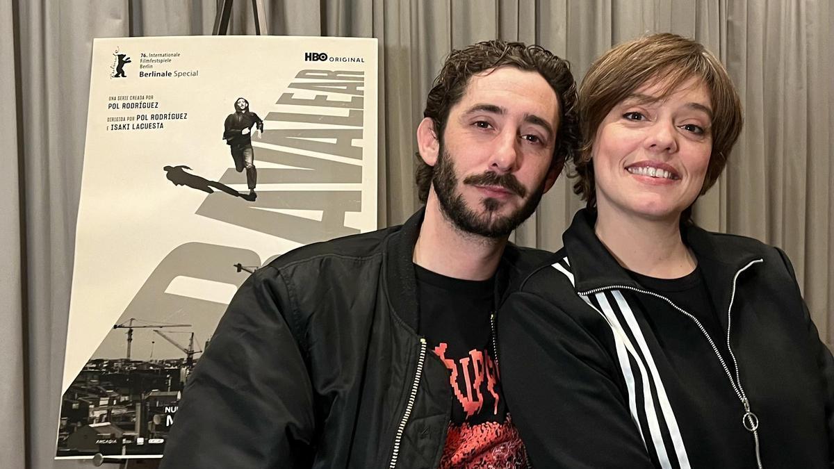 Enric Auquer y María Rodríguez denuncian la especulación que borra los barrios en la nueva serie 'Ravalear'