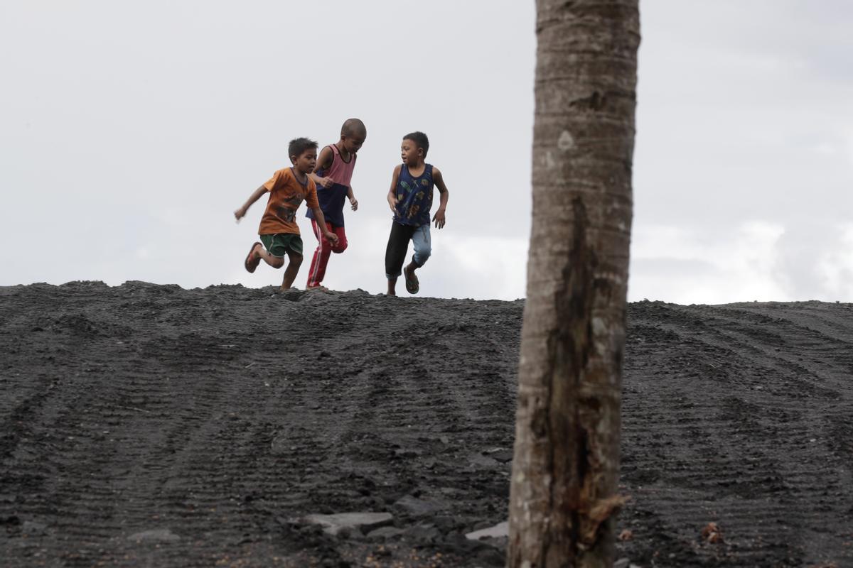 El volcán Mayón sigue activo en Filipinas