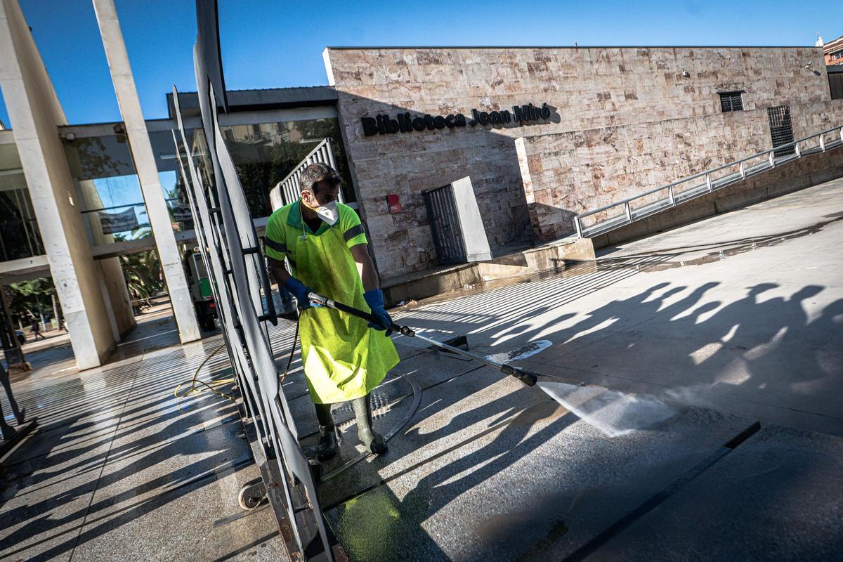 Barcelona desaloja a una treintena de personas sin hogar del parque Joan Miró