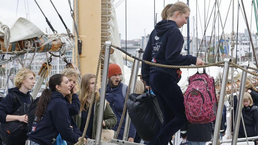 Los jóvenes suecos 
a su llegada al 
puerto.   | // R. GROBAS