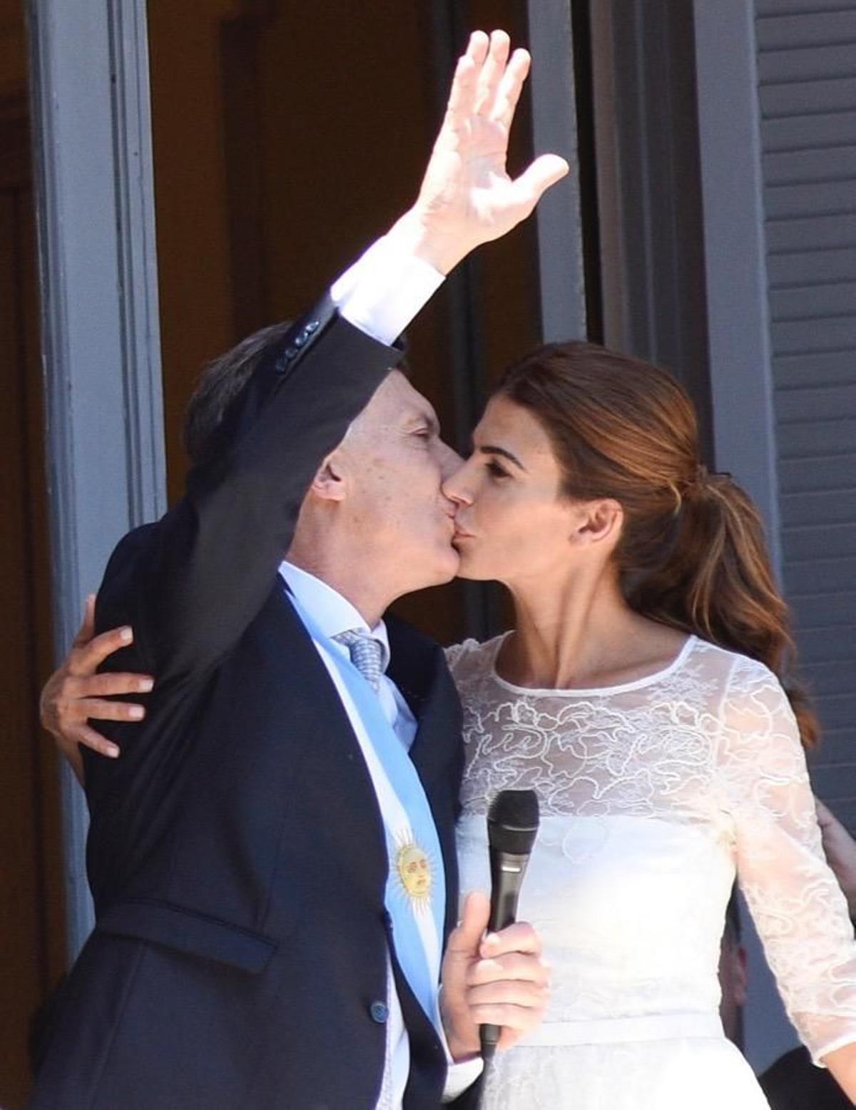 El beso de Julia Awada y Mauricio Macri en el balcón presidencial