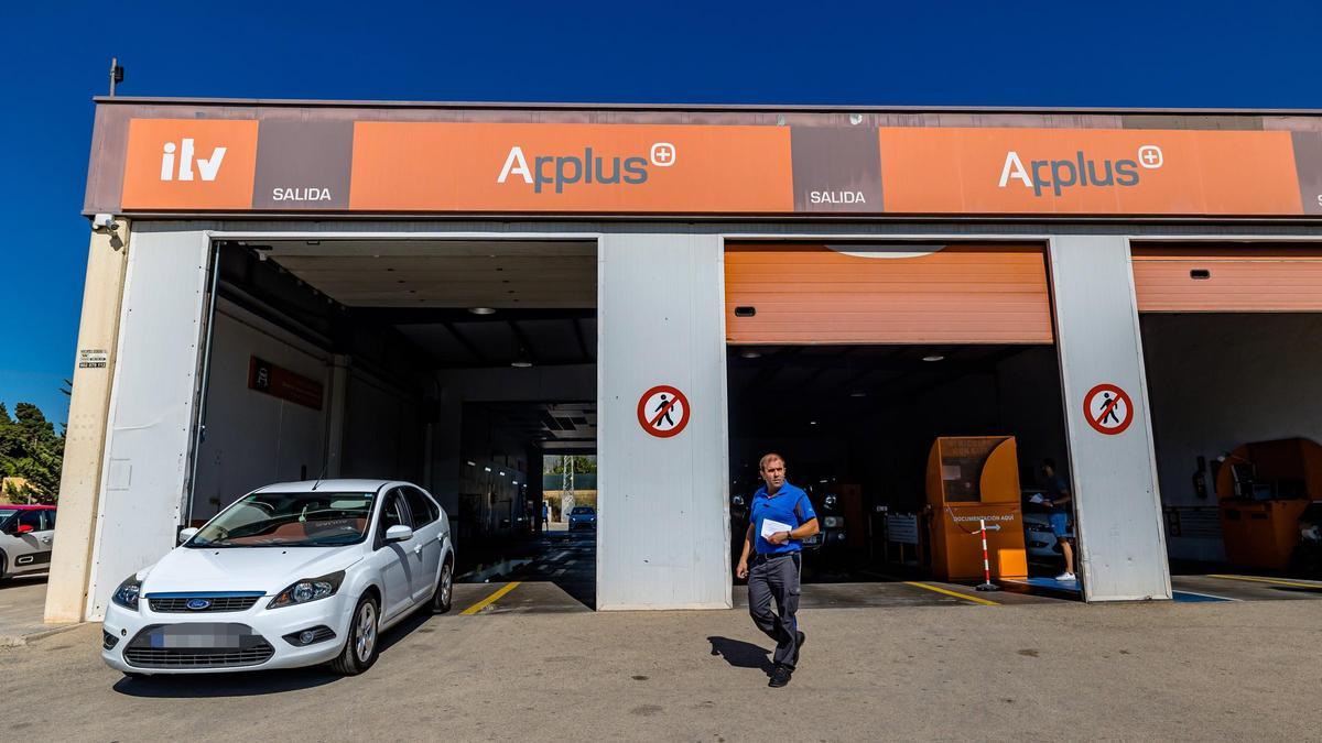 Un vehículo sale de las instalaciones de la ITV de Benidorm