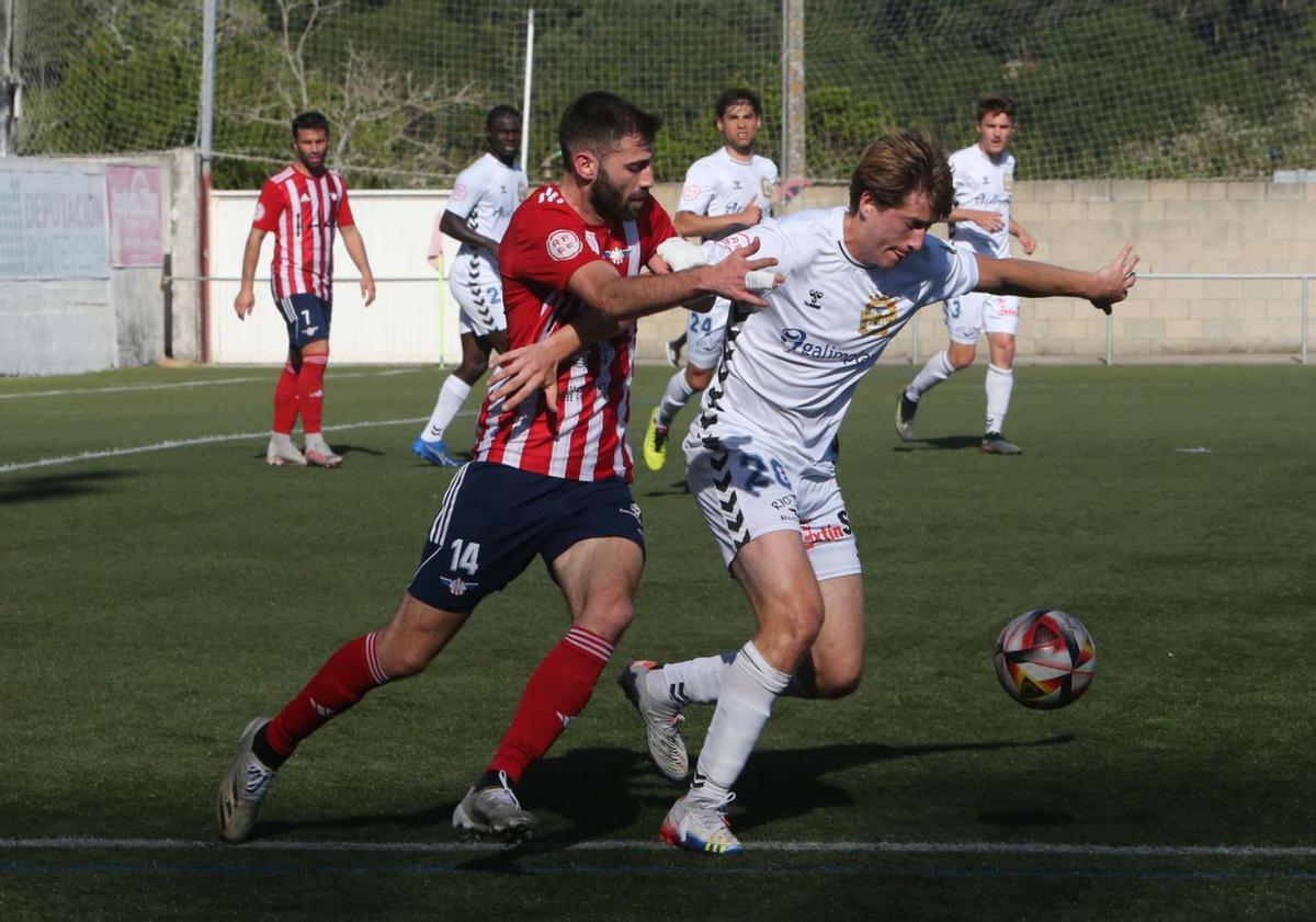 Abel presiona a un rival en el partido Alondras-Sarriana.
