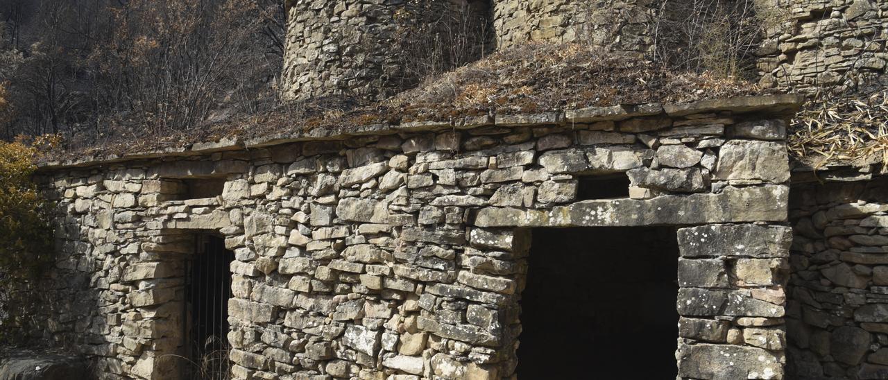 Conjunt de tines que es va veure afectat pel foc del Bages, tot i que va aguantar