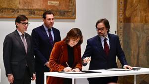 La consellera Paneque y el presidente de Renfe, Álvaro Fernandez Heredia, firman la constitución de la empresa con el president Illa y el ministro Puente presentes, este lunes en el Palau de la Generalitat.