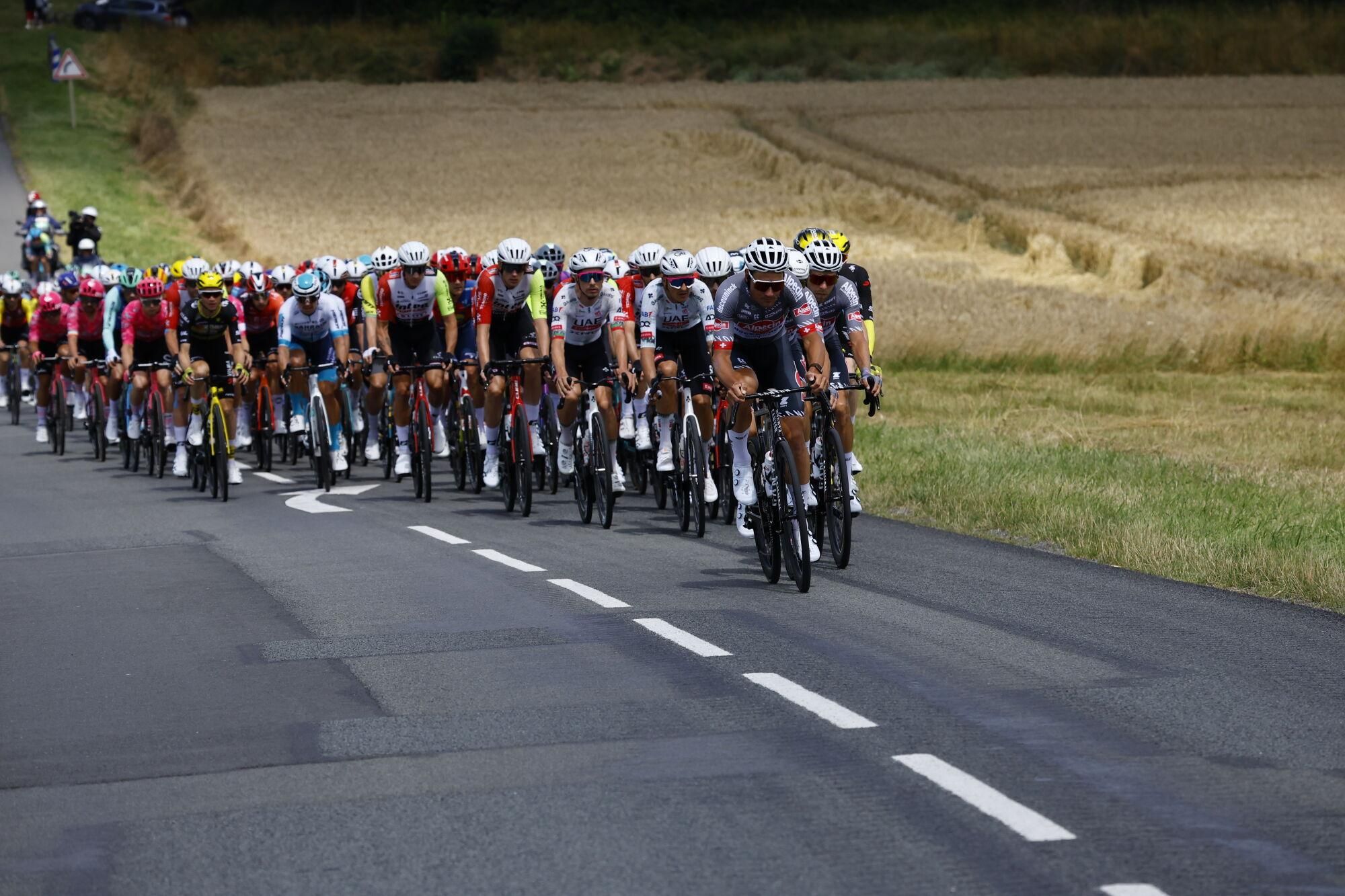 (France), 08/07/2025.- The peloton in action during the 4th stage of the Tour de France cycling race over 174.2km from Amiens to Rouen, France, 08 July 2025. (Ciclismo, Francia) EFE/EPA/MARTIN DIVISEK