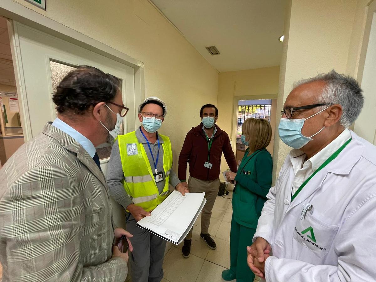 El delegado territorial de Salud, Carlos Bautista, ha querido conocer de primera mano estas mejoras con una visita esta mañana a las instalaciones.