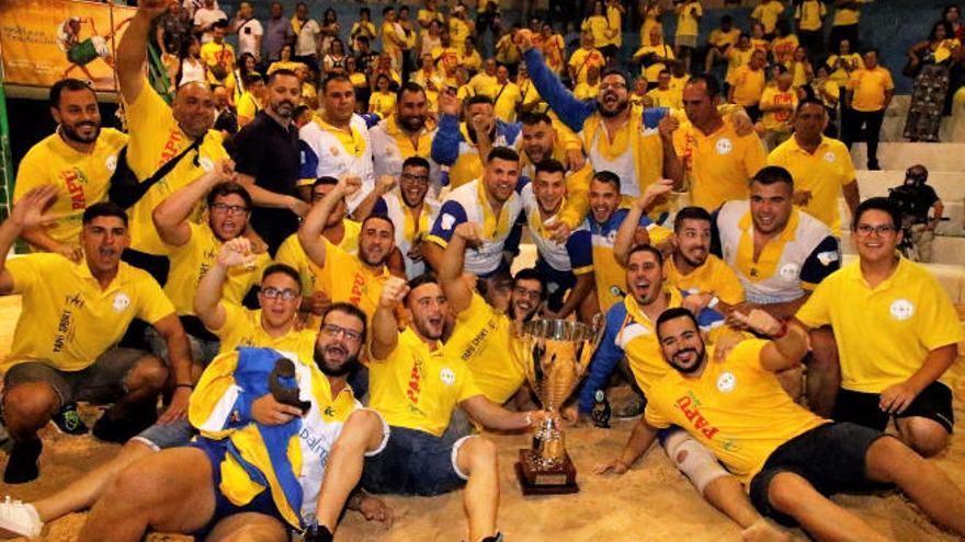 El Unión Gáldar celebra el título de la Copa de Fuerteventura sobre el terrero de la Vega de Tetir.