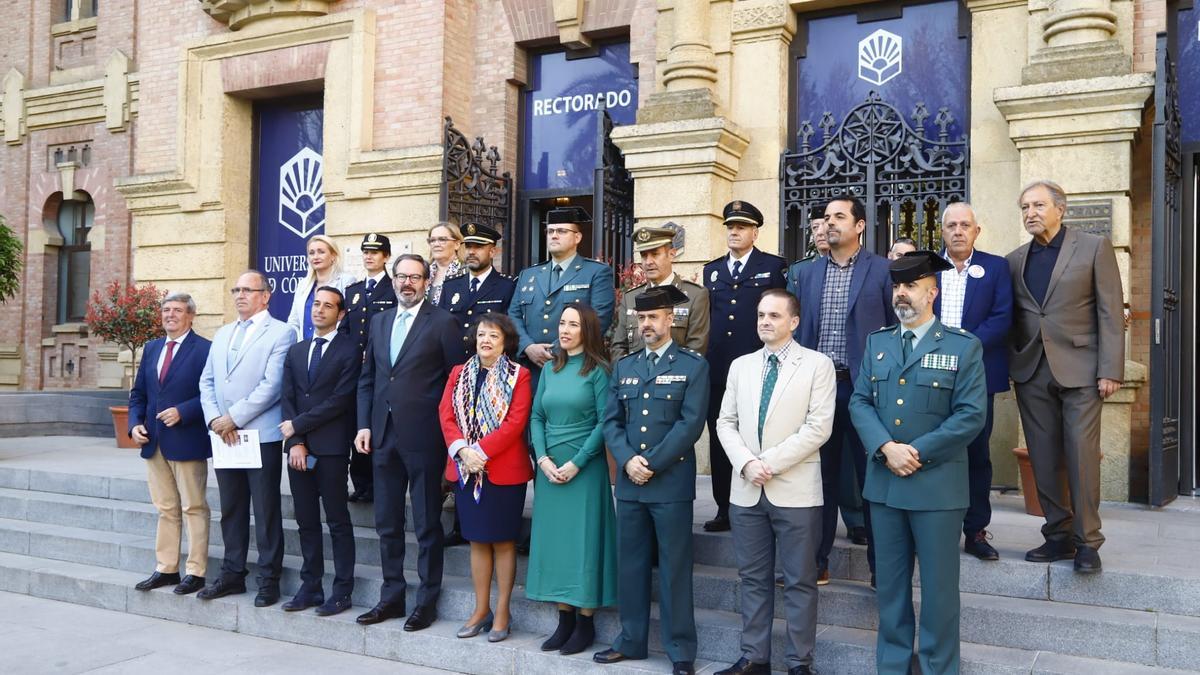 Autoridades y representantes de cuerpos de seguridad e instituciones antes del inicio de la jornada.