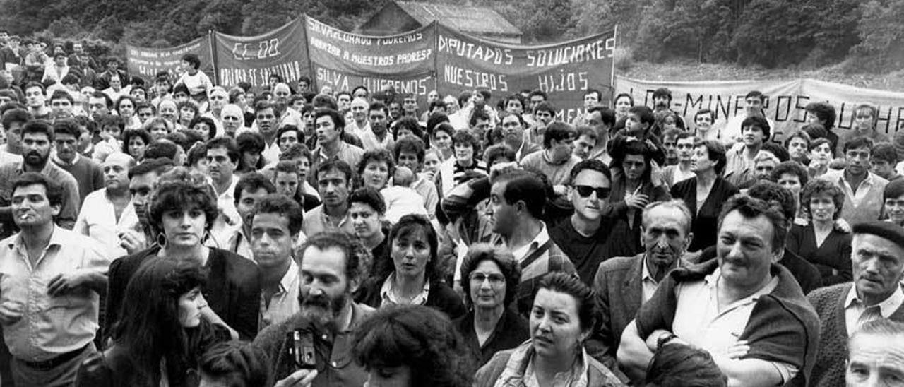 Participantes en la manifestación celebrada en Teverga el 1 de junio de 1988.