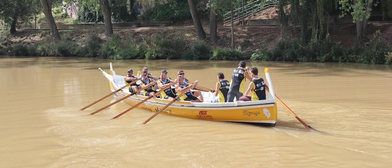 Los deportistas de La Araña, en la barca de jábega ‘La Biznaga’ en el Duero.