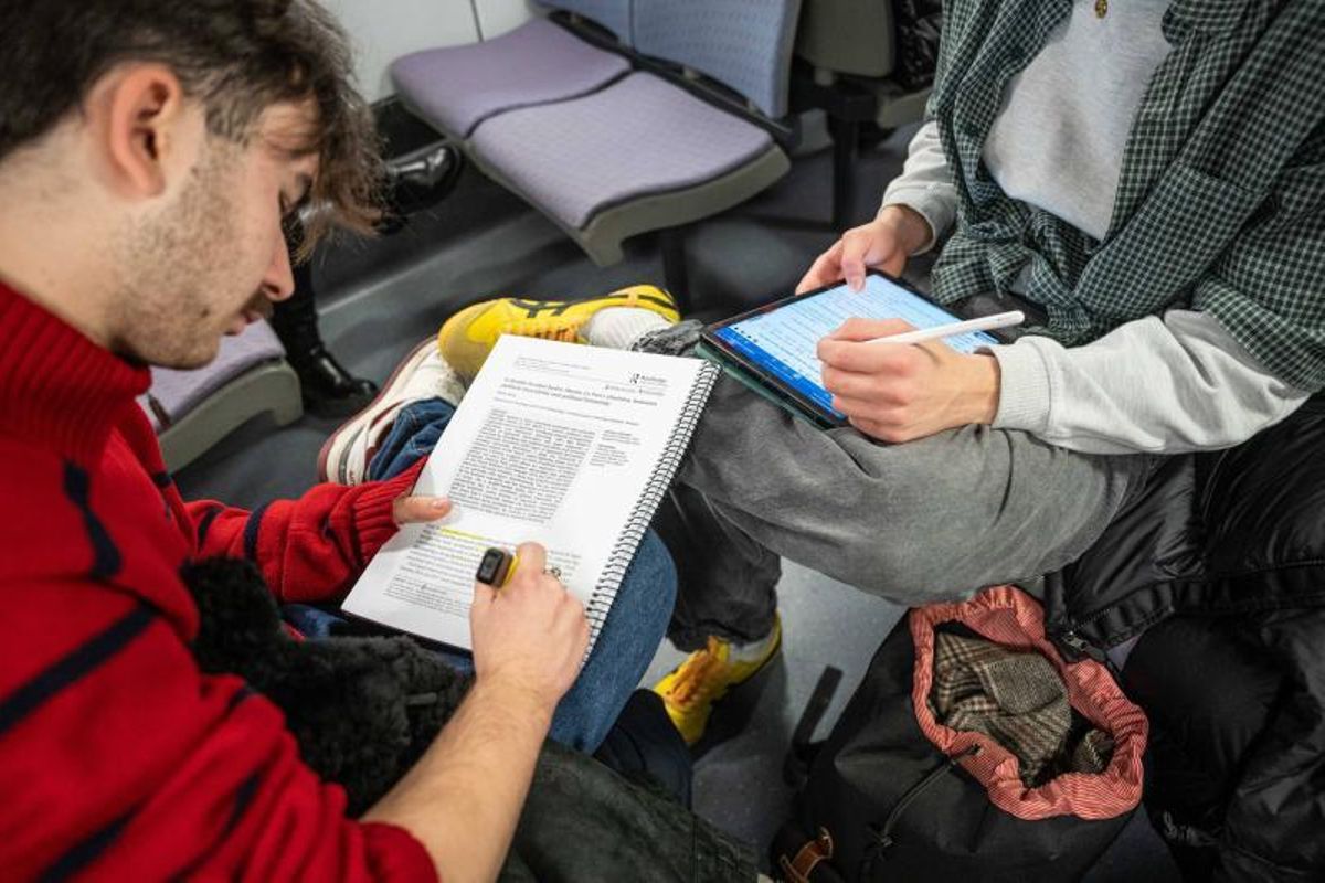 Mario Murillo y David Sevilla, universitarios de Gavà que estudian en la Universitat Autònoma de Barcelona, en un tren de Rodalies. Mario Murillo y David Sevilla, universitarios de Gavà que estudian en la Universitat Autònoma de Barcelona, en un tren de Rodalies.