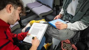 Mario Murillo y David Sevilla, universitarios de Gavà que estudian en la Universitat Autònoma de Barcelona, en un tren de Rodalies. Mario Murillo y David Sevilla, universitarios de Gavà que estudian en la Universitat Autònoma de Barcelona, en un tren de Rodalies.