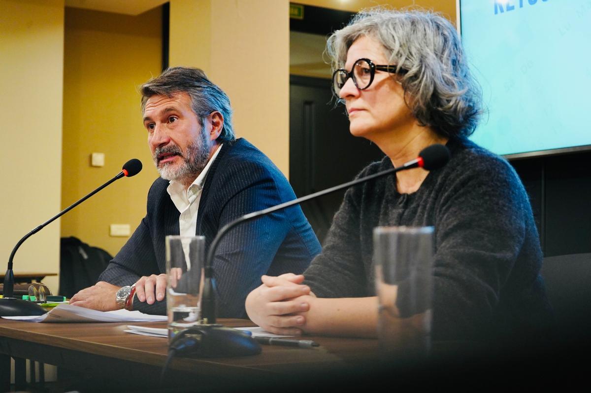 El presidente de la Fegamp, Alberto Varela junto a la secretaria xeral del ente, Patricia Vilán, esta mañana