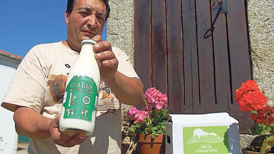 Antonio Carral envasa leche cruda en su explotación lalinense de Filgueira.  // Bernabé/Javier Lalín