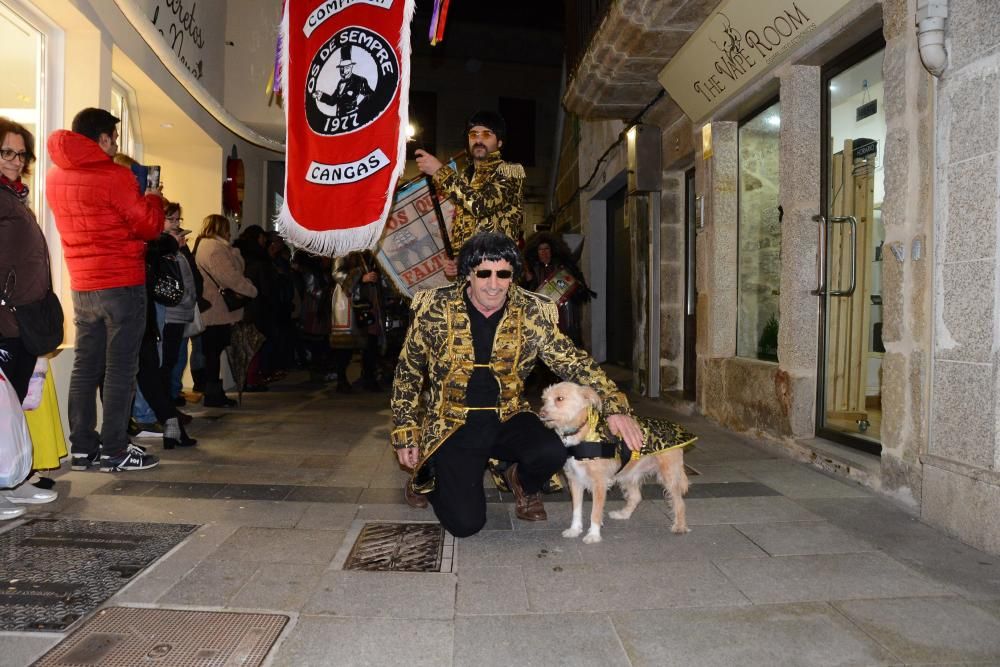 Participantes en el desfile del Momo en Cangas.