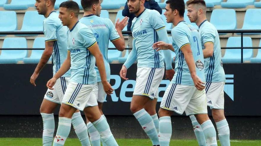 Los jugadores del Celta B celebran uno de los goles conseguidos ayer. // Marta G. Brea