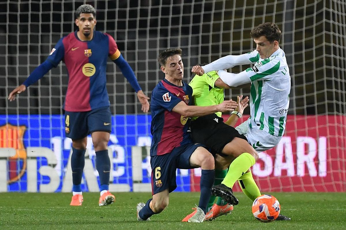 Gavi y Diego Llorente se llevan por delante al árbitro Gil Manzano.