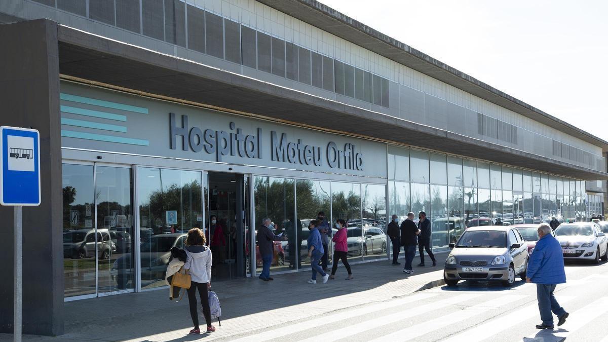 Varias personas en la entrada del Hospital Mateu Orfila de Menorca