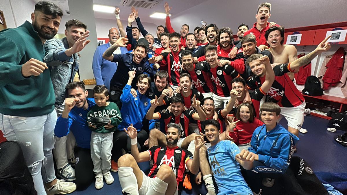 La plantilla del Extremadura celebra el campeonato.