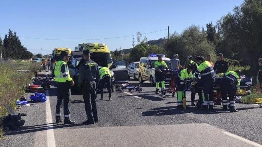 Serveis d&#039;emergències treballant al lloc dels fets.