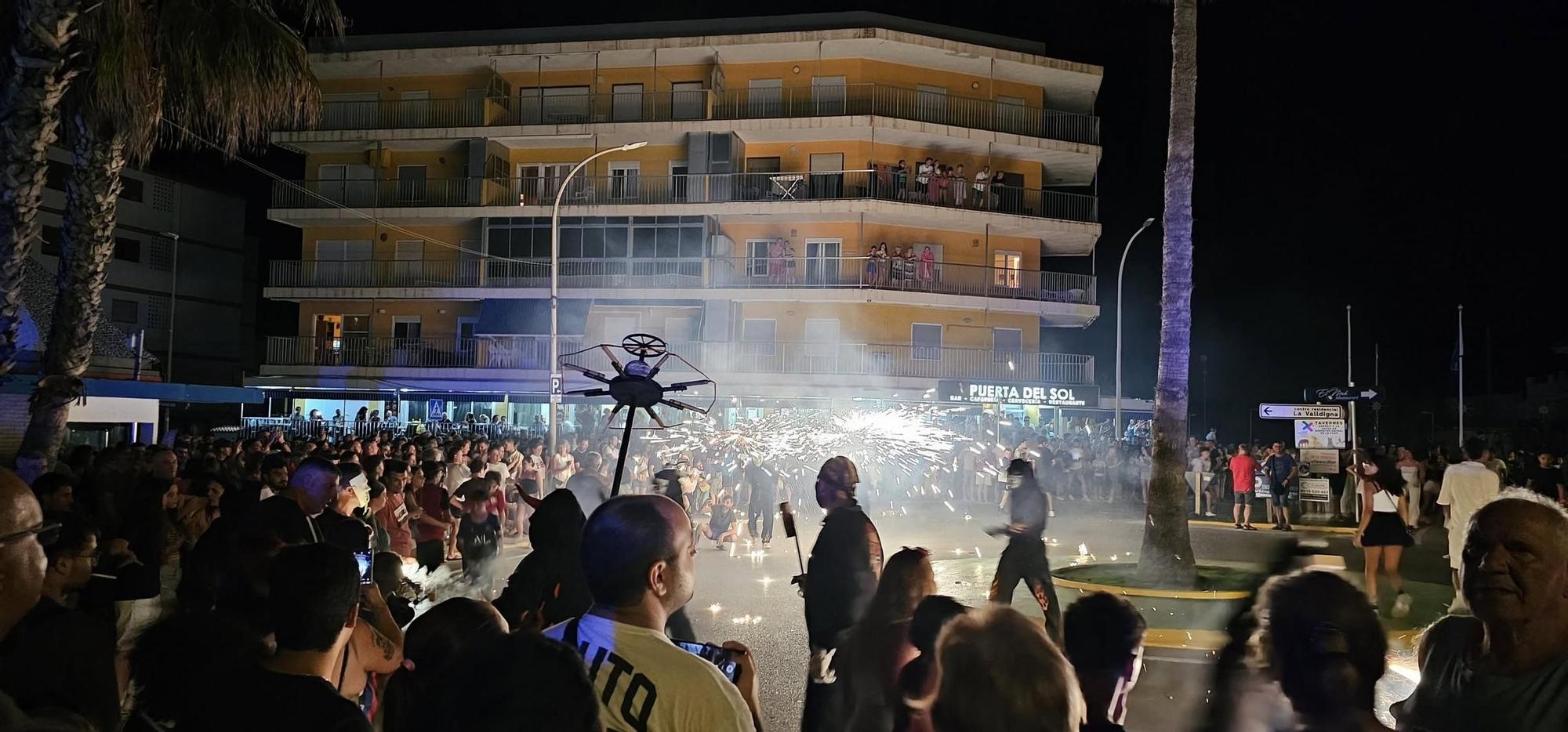 Así fue la noche de Sant Joan en la playa de Tavernes de la Valldigna