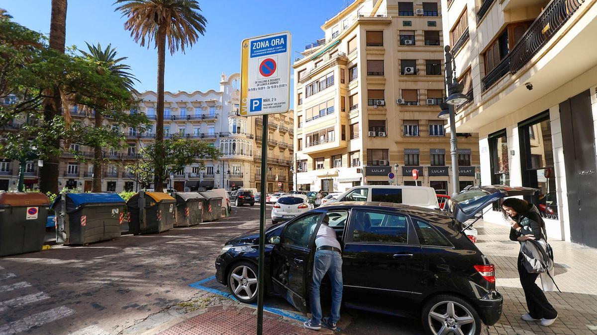Cartel anunciador de la zona azul, con los nuevos horarios en la plaza de Cánovas.