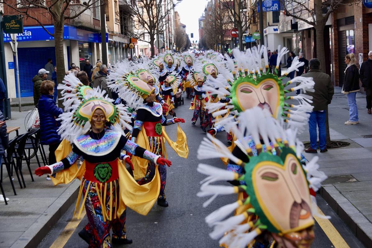 EN IMÁGENES: La Hermandad de festejos de El Lloreu cierra por todo lo alto el Antroxu en la zona oeste de Gijón en su regreso tras más de una década