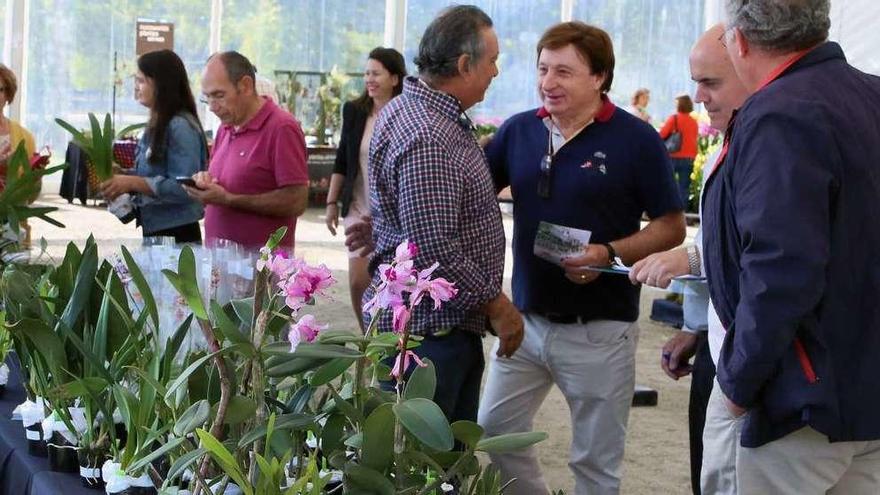 El alcalde de Salvaterra, Arturo Grandal, inauguró ayer la feria-exposición en A Canuda. // A. Hernández