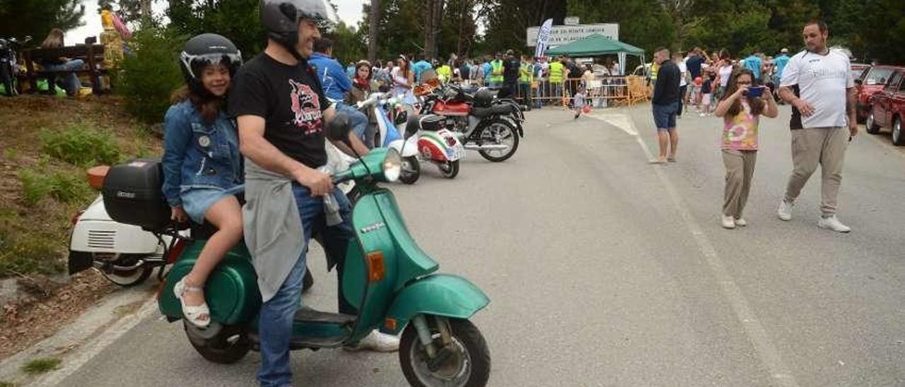 Un grupo de vespas participantes en el VI Encontro de Coches Antigos de Lobeira. // Noé Parga