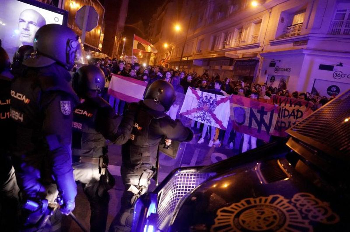 Las fuerzas de seguridad detectan una creciente apuesta de la extrema derecha por la violencia. Noche de escrache en la calle Ferraz de Madrid en el invierno de 2024.JPG