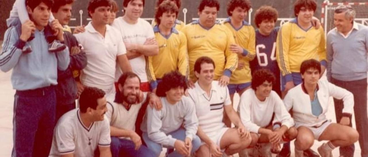 L’única fotografia que hi ha del dia que Diego Armando Maradona va jugar un partit al CT Canyelles