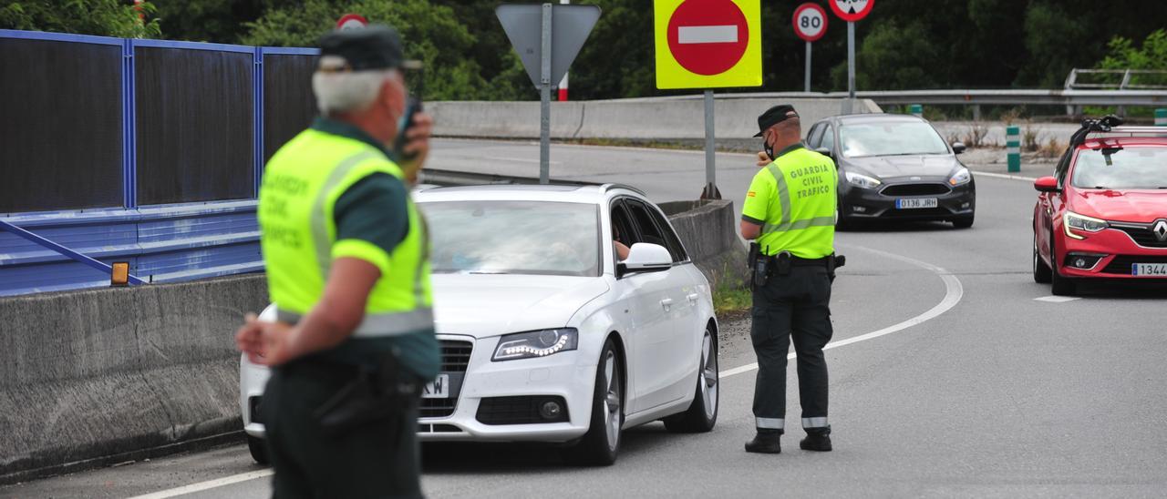 Un control de Tráfico de la Guardia Civil de Pontevedra. // Rafa Vázquez