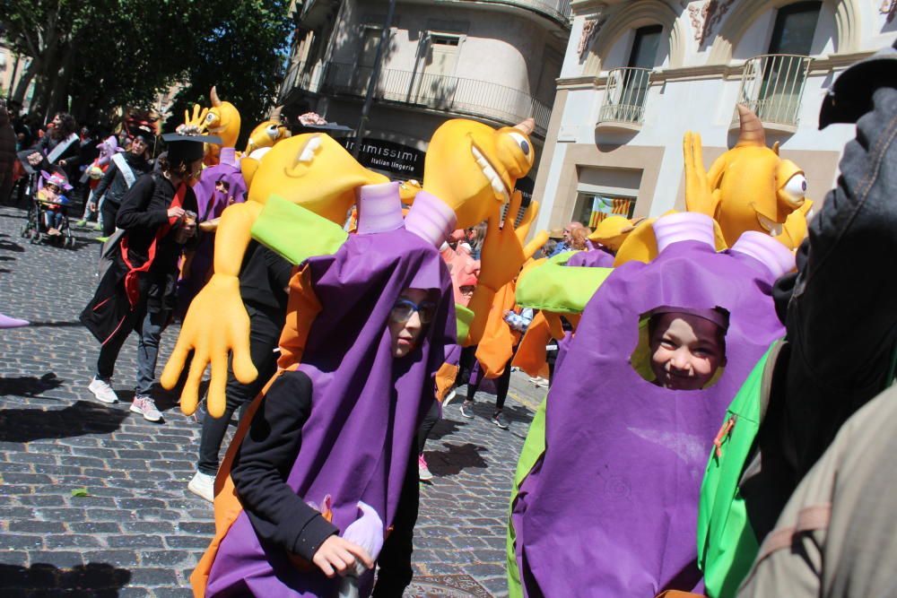 La rua escolar de la Santa Creu torna a enlluernar