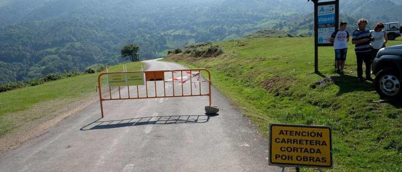 La carretera de acceso al Angliru, cortada a la altura del área recreativa de Viapará.