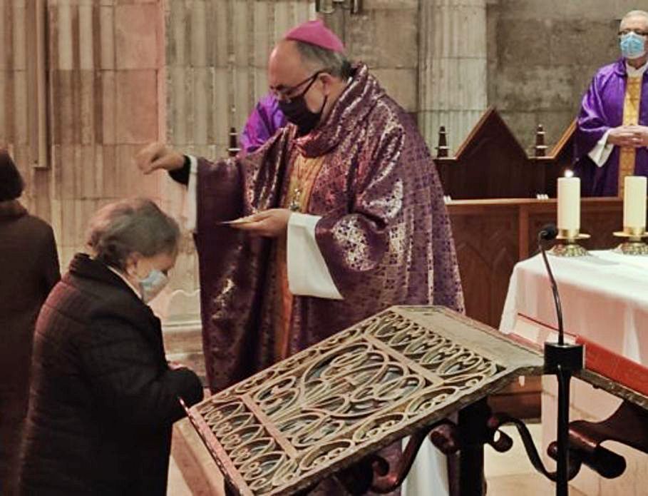 El Arzobispo impone la ceniza a una fiel. | Arzobispado de Oviedo