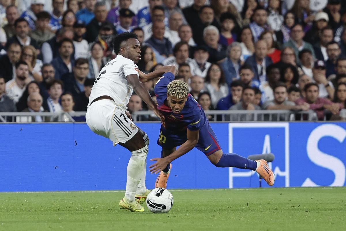 Vinicius y Lamine, jugadores del Real Madrid y del Barça, en el pasado clásico.