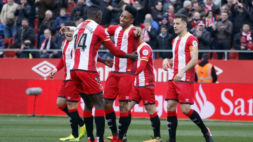 Olunga celebra amb Mojica un dels gols contra el Las Palmas