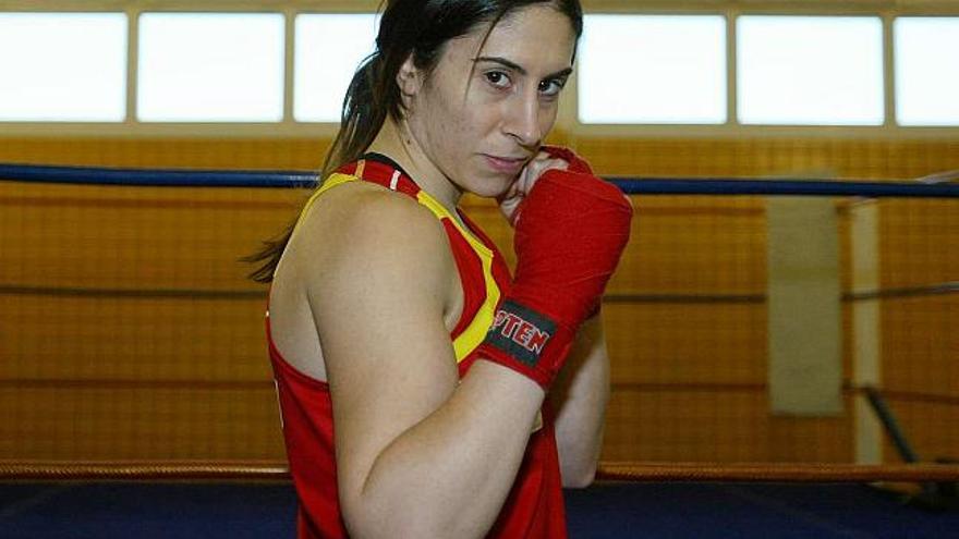 La coruñesa Marta Brañas, con la equipación del equipo olímpico español de boxeo. / la opinión