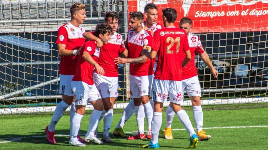 Los jugadores del CD Ibiza celebran un gol