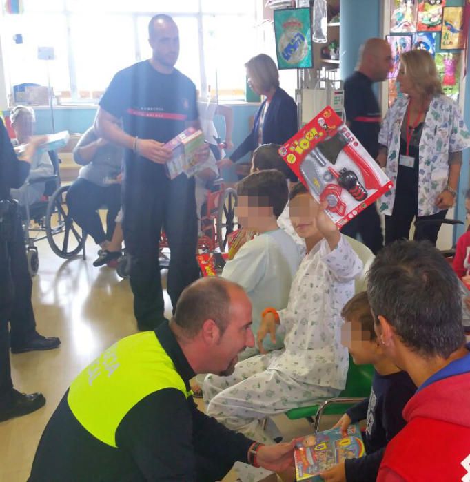 Agentes de la Policía Local y Bomberos visitaron a los niños del Materno.