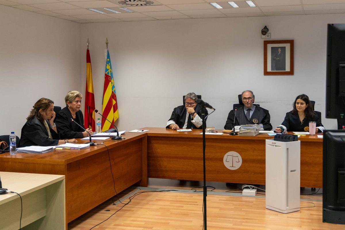 Juicio tres acusados engañar anciano en la compra de una casa en Benidorm accediendo a sus cuentas tras casarse con su madre de mas de 90 años para vaciarle las cuentas - seccion primera audiencia provincial Alicante - tribunales