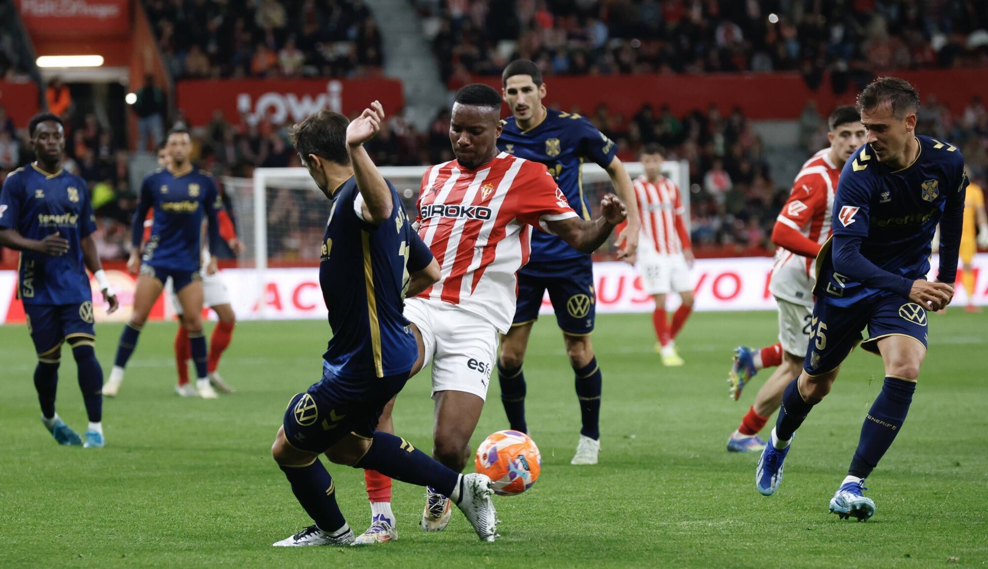 EN IMÁGENES: El Sporting - Tenerife disputado en El Molinón