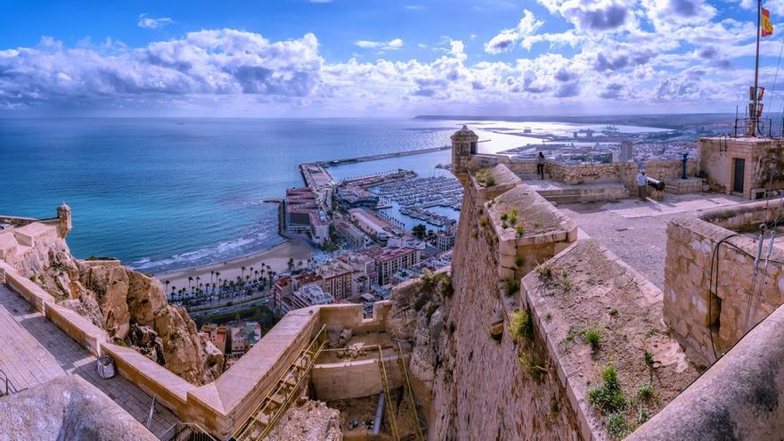 El Puerto de Alicante y la playa del Postiguet, vistos desde el castillo de Santa Bárbara.