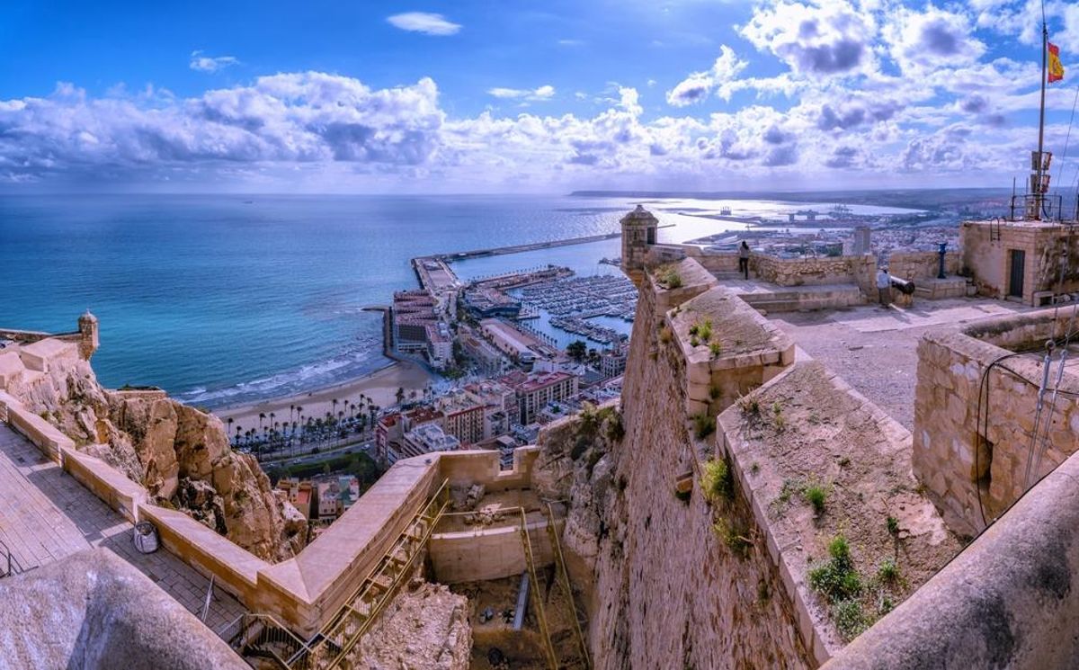 El Puerto de Alicante y la playa del Postiguet, vistos desde el castillo de Santa Bárbara.