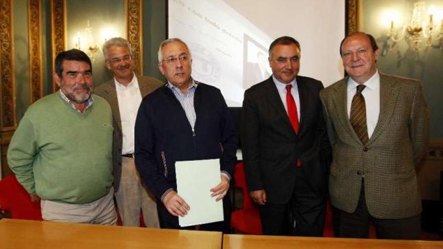 Benito Montero, Xaquín Monteagudo, José González, Carlos Varela y Jaime Barreras González-Pastoriza, ayer en la presentación de los actos de homenaje en la Casa da Cultura.  // Marta G. Brea